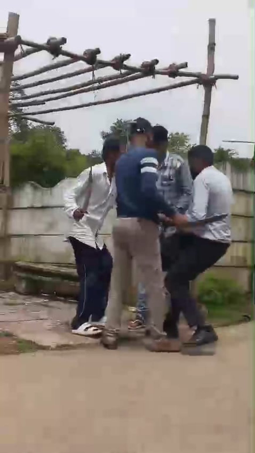 प्राइवेट बैंक कर्मी से दिन दहाड़े दो लाख की लूट, लोन की किश्तें लेने गया था बाबा टोला, कर्जदार के परिजन ने ही लूटा