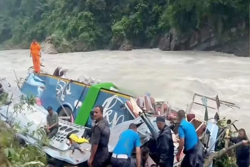 नेपाल में यात्रियों से भरी बस नदी में गिरी, 14 लोगों की मौत