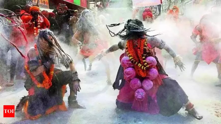 मसान की होली मनाने के लिए काशी पहुंचे नागा साधु