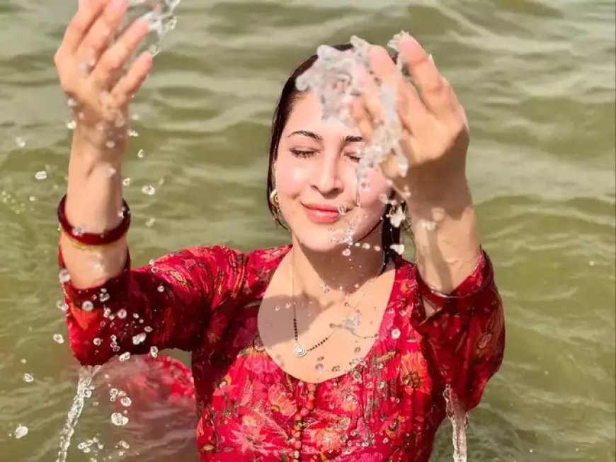 छोटे पर्दे पर माता पार्वती का किरदार निभाने वाली सोनारिका ने भी लगाई संगम में डुबकी