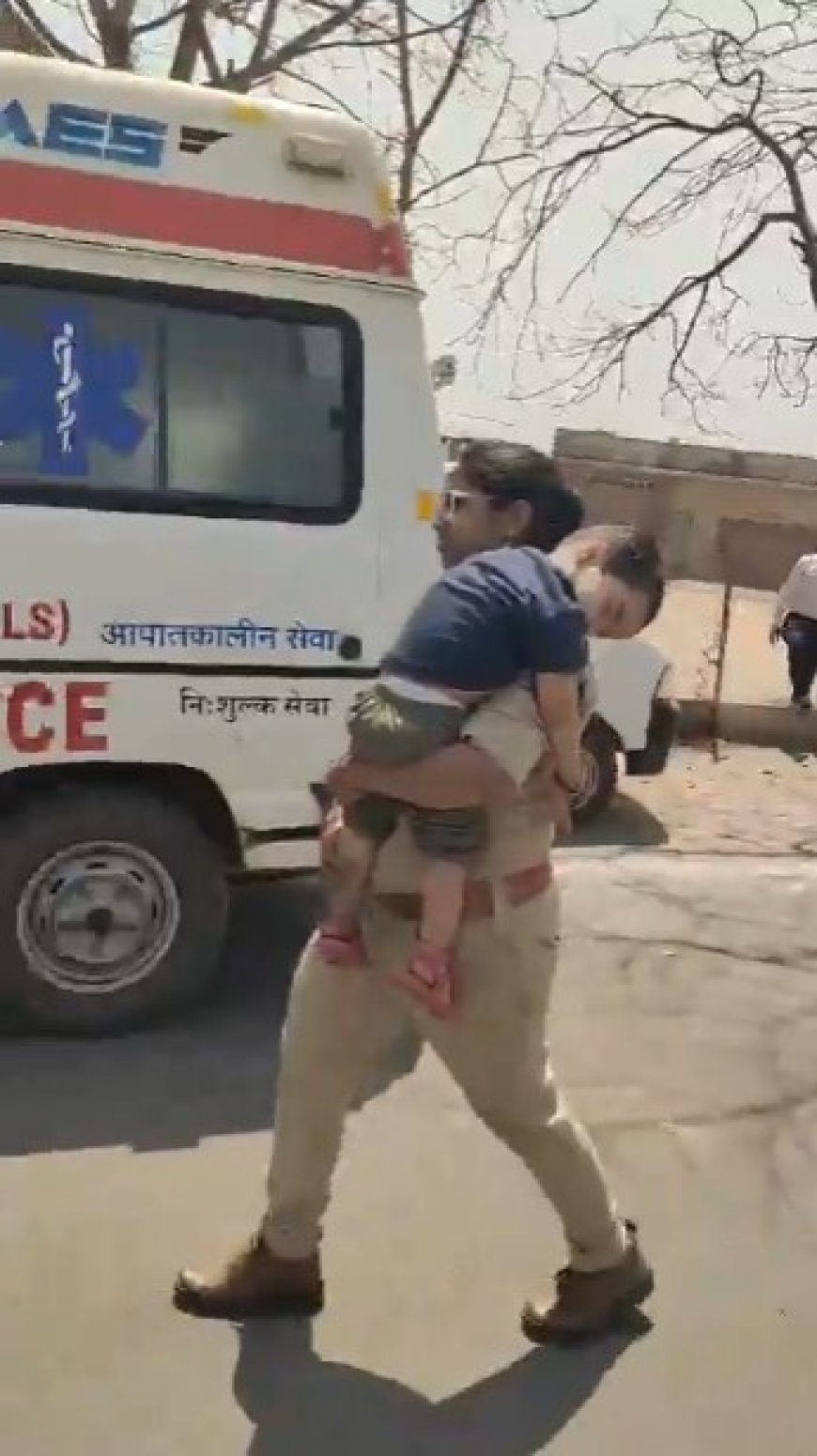 मां और प्रशासनिक जिम्मेदारी निभाती एसआई नीतू शर्मा ने सोशल मीडिया पर वाहवाही बटोरी