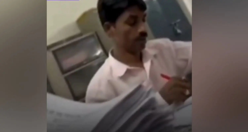 चपरासी जांच रहा था विश्वविद्यालय की कॉपी, वायरल वीडियो से मचा हड़कंप