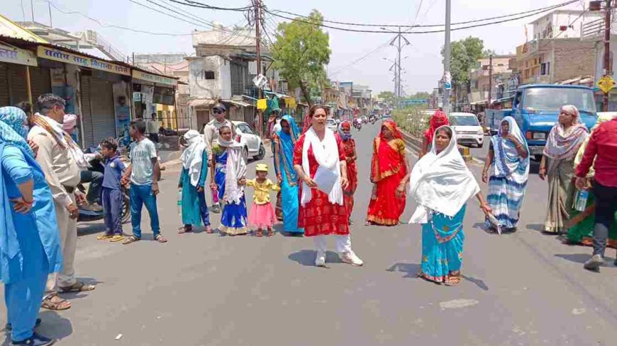 जहां है भगवान परशुराम का कुंड, वहीं खोल दी शराब की दुकान, सड़क पर उतरीं स्थानीय महिलाएं