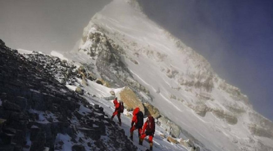  माउंट एवरेस्ट पर चढ़ाई को लेकर नेपाल ने पेश किया नया मसौदा कानून 