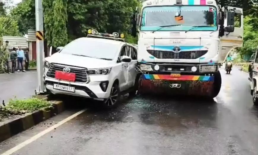 झाबुआ कलेक्टर नेहा मीना की गाड़ी को डंपर ने मारी टक्कर, हादसे में नहीं आई कोई चोट 